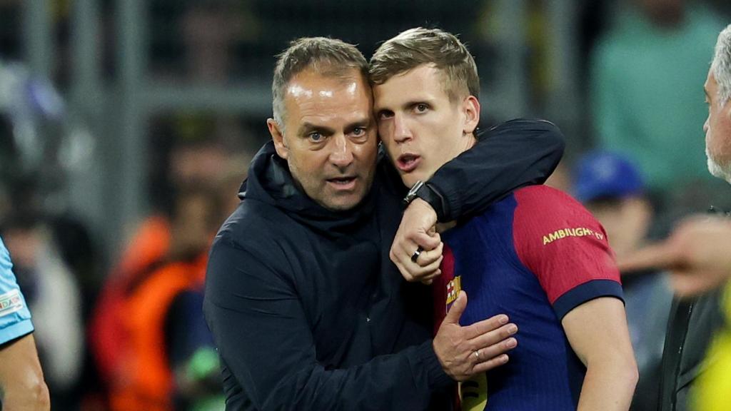 Hansi Flick abraza a Dani Olmo antes de salir a jugar