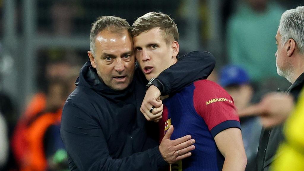 Hansi Flick abraza a Dani Olmo antes de salir a jugar