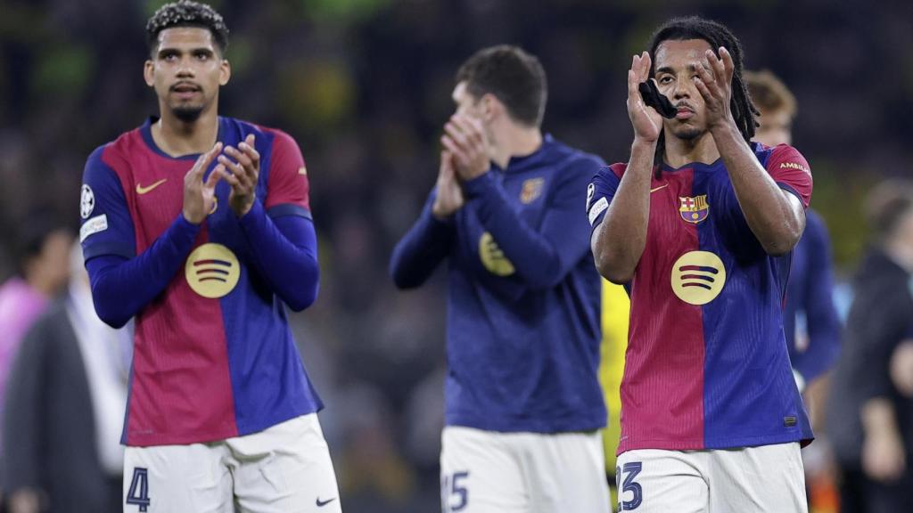 Los jugadores del Barça aplauden a los aficionados desplazados a Dortmund