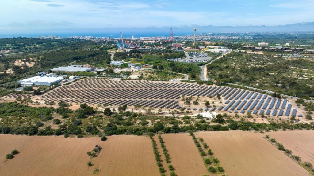 Imagen aérea de PortAventura Solar, la mayor planta fotovoltaica de autoconsumo instalada en un resort en España
