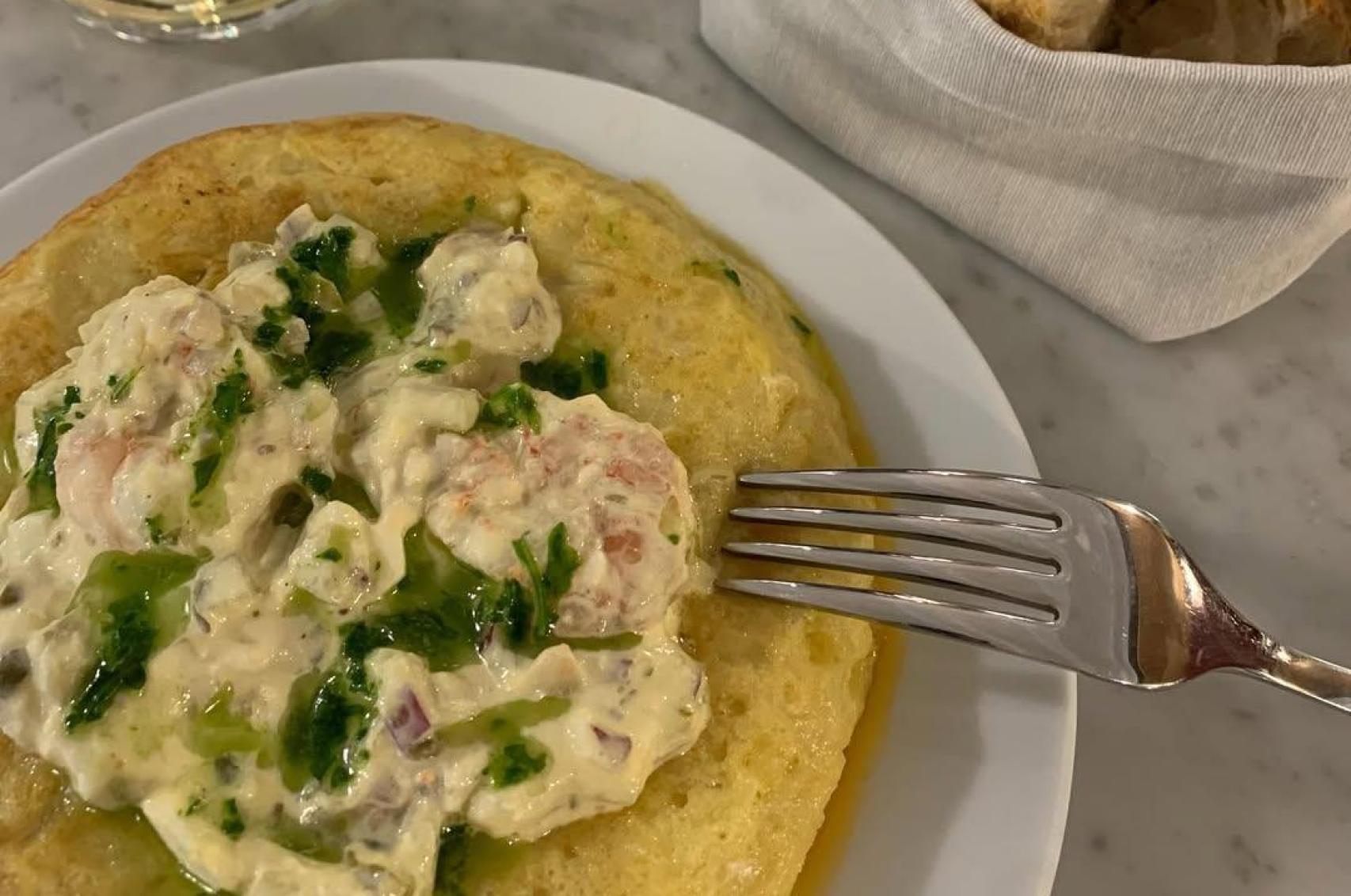 Tortilla de patata con ensaladilla de dorada, langostinos y salsa tártara