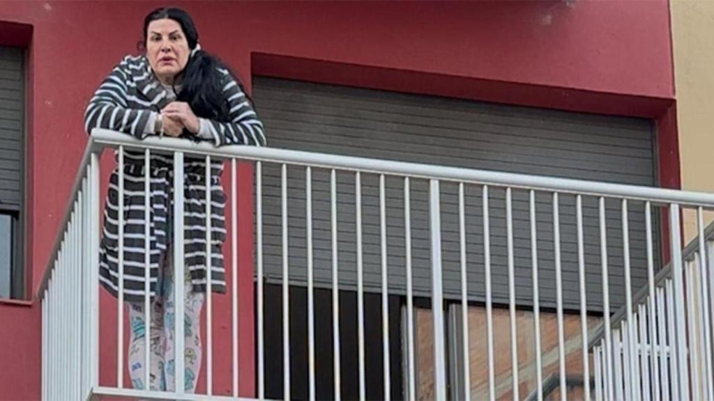 Mujer que fue desalojada de un piso de Badalona tras okuparlo