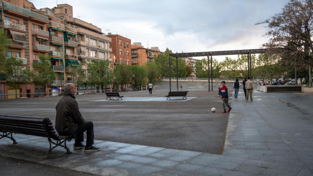 Rashid, junto a su hijo en la plaza Onze de Setembre de Mataró