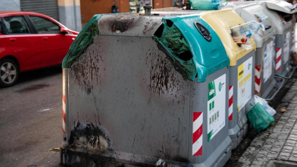 Restos de los contenedores quemados en el barrio de Cerdanyola de Mataró