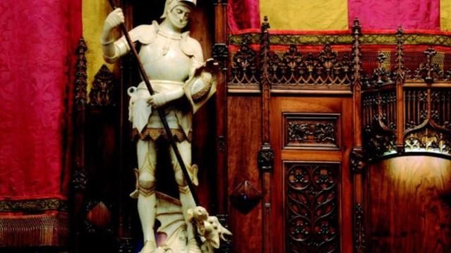 Escultura de Sant Jordi en el Ayuntamiento de Barcelona