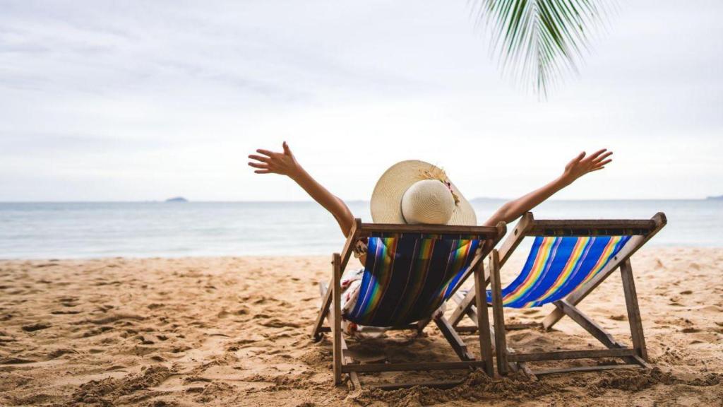 Persona de vacaciones en una playa