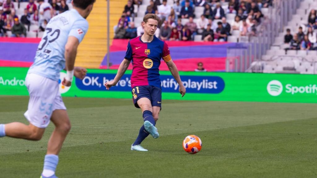 Frenkie de Jong, con el brazalete de capitán durante el Barça-Celta de Liga en Montjuïc