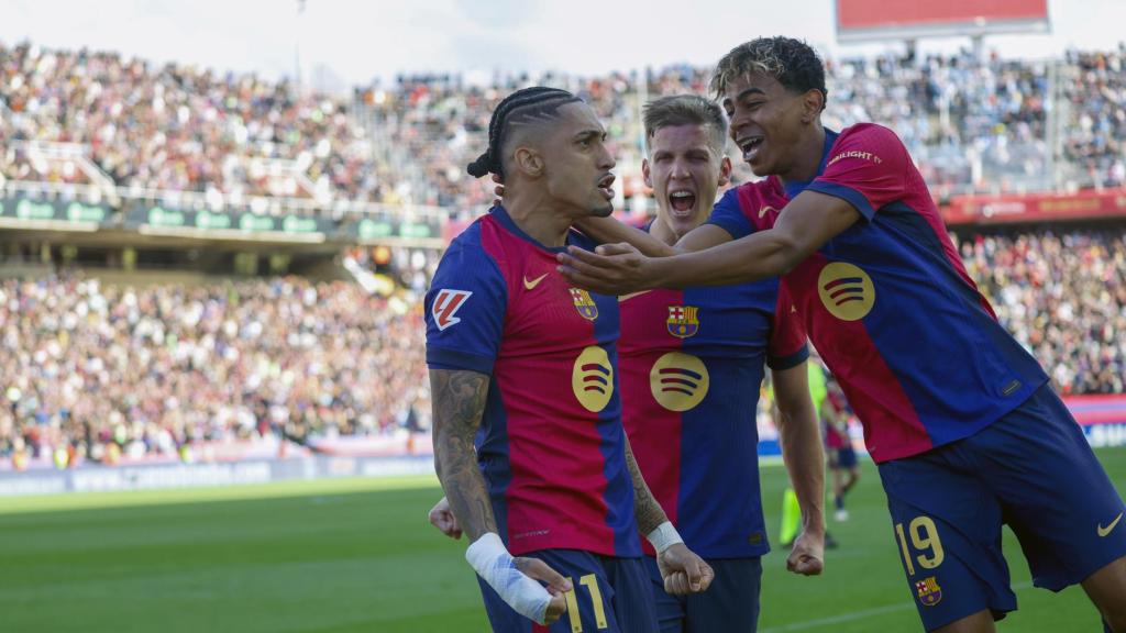 Lamine Yamal y Dani Olmo celebran con Raphinha el gol de la victoria durante el Barça-Celta de Liga en Montjuïc