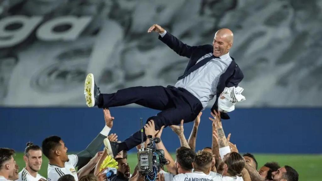 Los jugadores del Real Madrid mantean a Zinedine Zidane