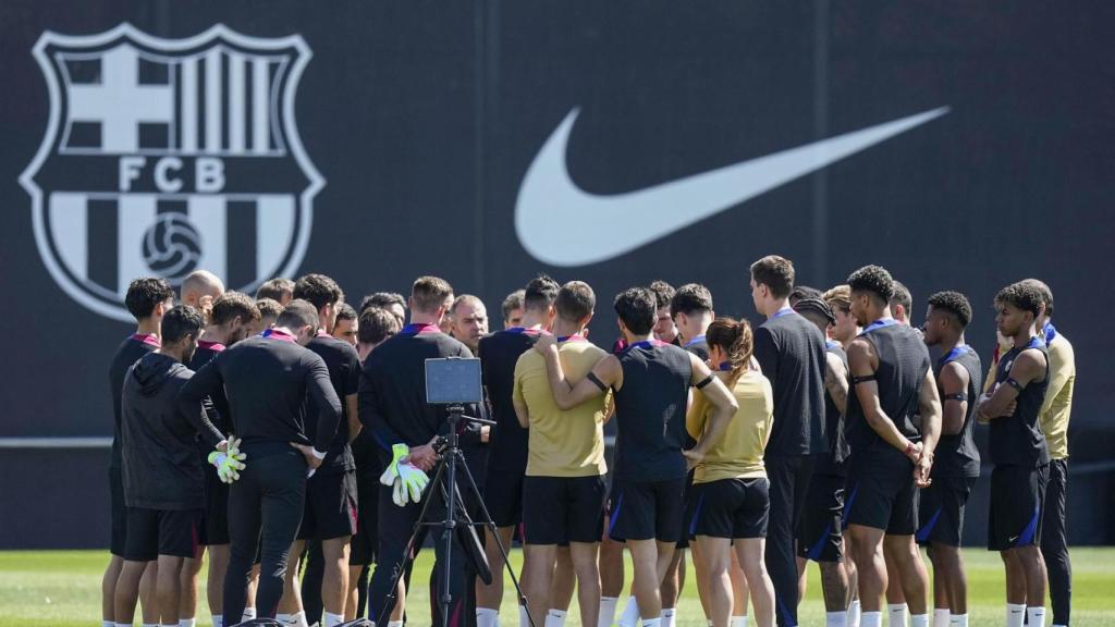Flick habla con sus futbolistas antes del Barça-Mallorca