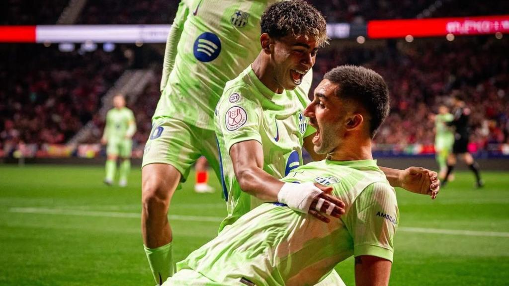 Lamine Yamal, con la mano vendada, felicita a Ferran Torres tras marcar el gol de la victoria contra el Atlético en la Copa