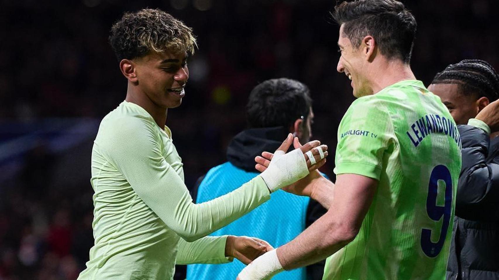 Lamine Yamal y Lewandowski se saludan, ambos con la mano vendada