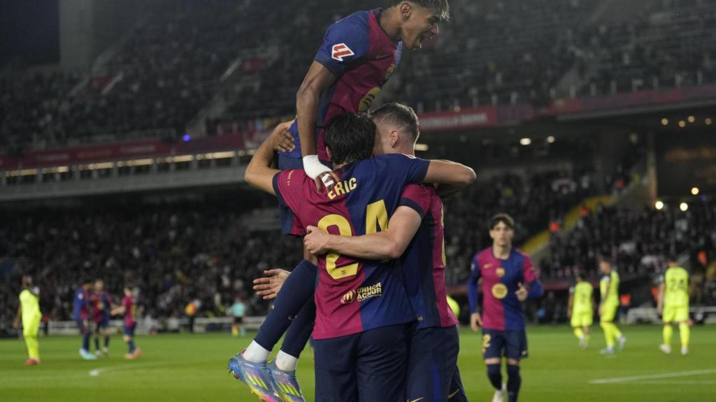 Los jugadores del Barça celebran el gol de Olmo