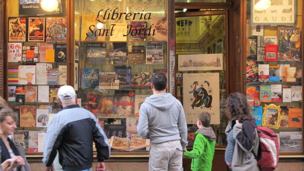 Viandantes frente a la librería Sant Jordi
