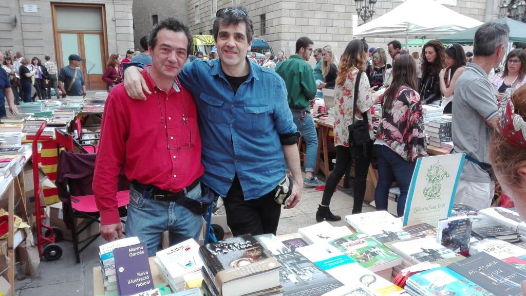 Josep Morales durante un Sant Jordi en la Plaça Sant Jaume