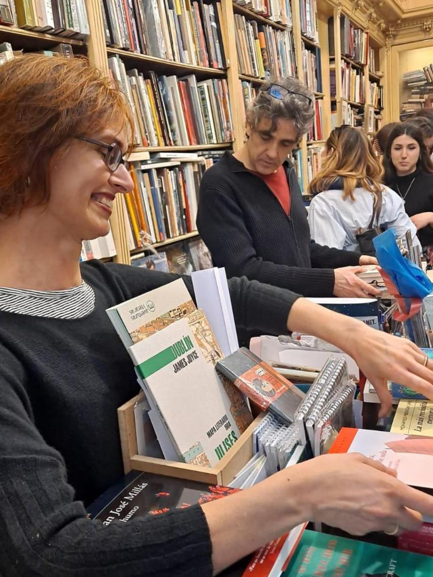 Cristina Riera y Josep Morales en la librería Sant Jordi
