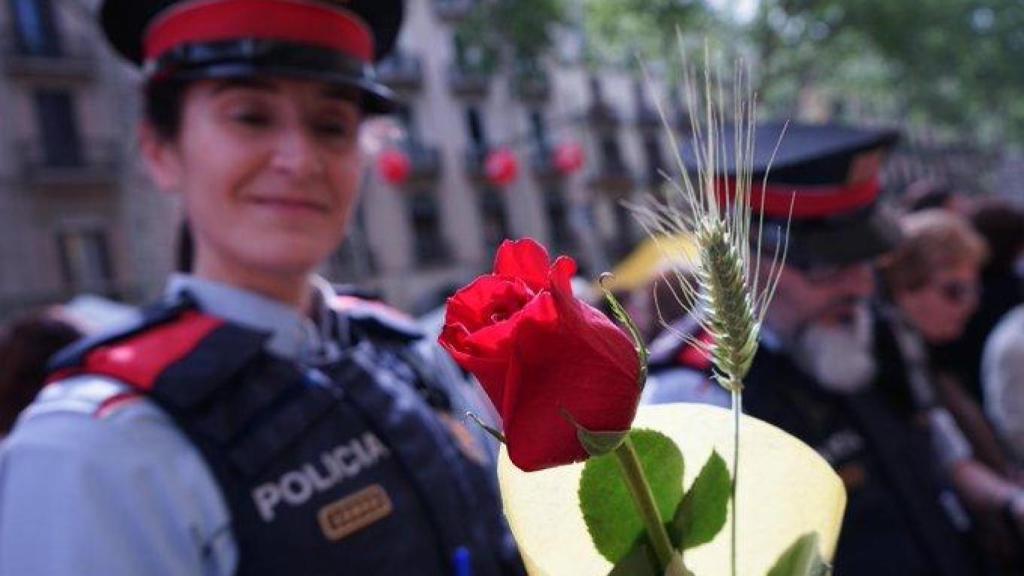 Una agente de los Mossos durante el día de Sant Jordi en una imagen de archivo
