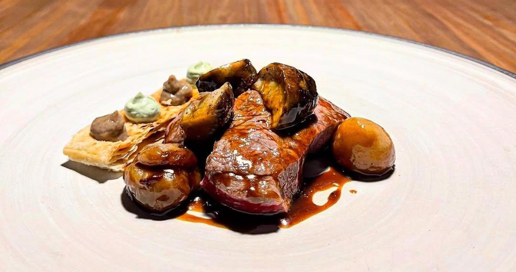Vaca vieja madurada con tupinambos, castañas, gofre de champiñones y bearnesa