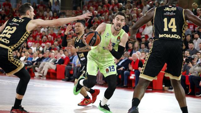 Tomas Satoransky intenta anotar contra el Mónaco