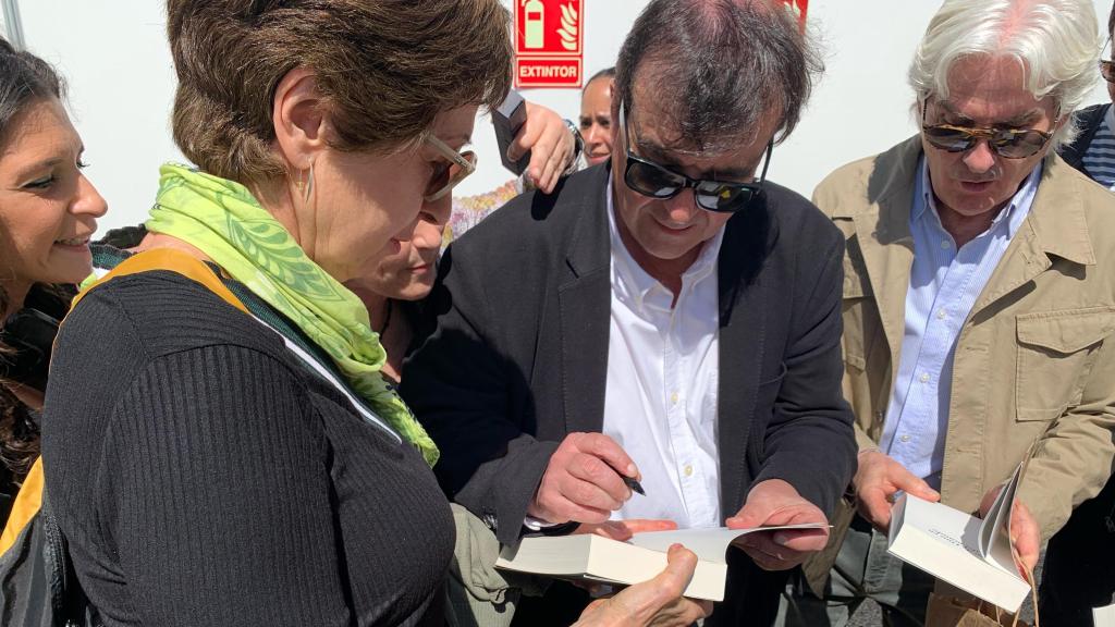 Javier Cercas firma 'El loco de Dios en el fin del mundo' a una seguidora
