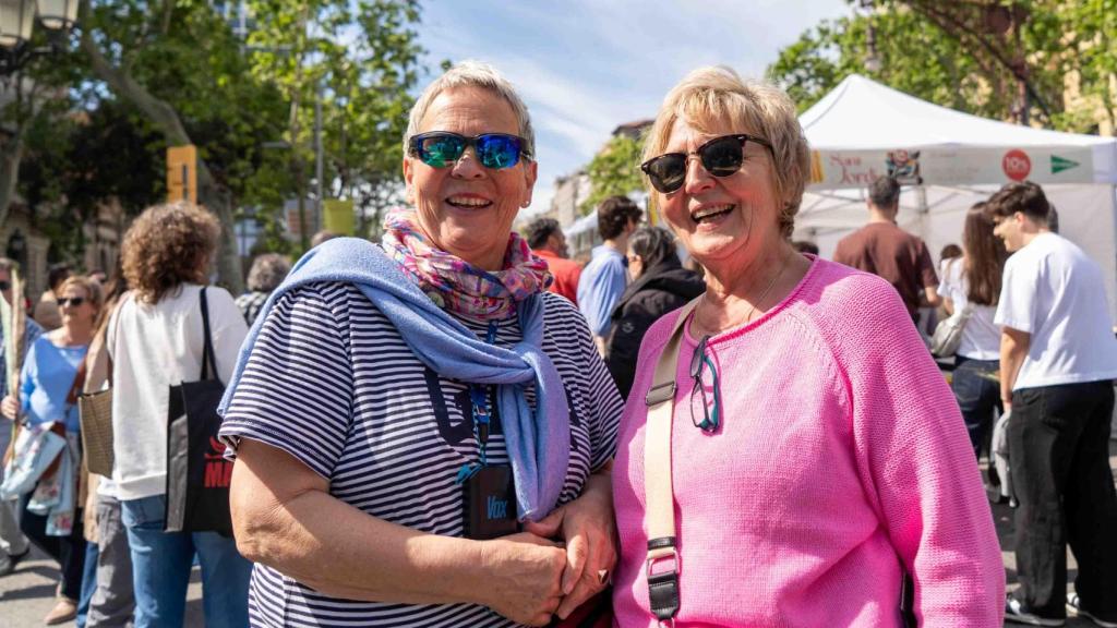 Almut y Gabriela, viajeras alemanas, se encuentran por sorpresa con la celebración de Sant Jordi en Barcelona.