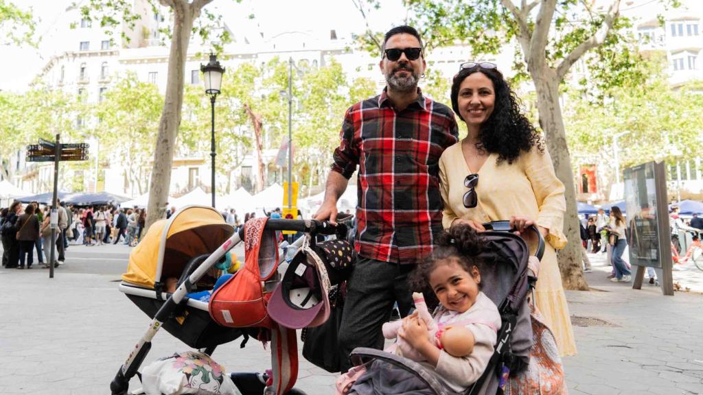 La familia formada por Juan Ramón Bermejo y Lina Sabsoub, y sus hijas Noor y Salma, disfrutan de su primer Sant Jordi.