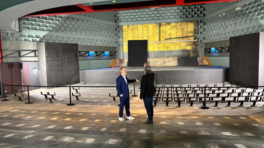 El alcalde de Barcelona, Jaume Collboni, y el concejal de Cultura, Xavier Marcé, en el interior del Teatre Capitol