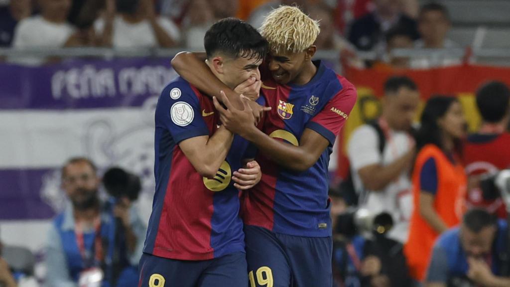 Lamine felicita a Pedri tras marcar un gol al Real Madrid