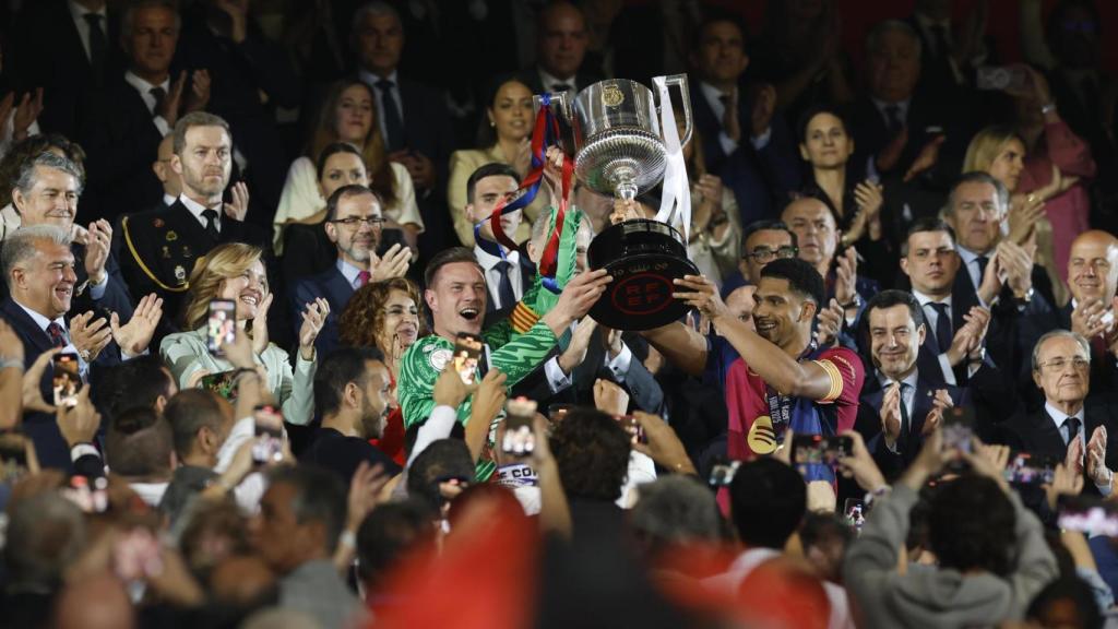 Ter Stegen y Araujo levantan la Copa del Rey, con Laporta al fondo
