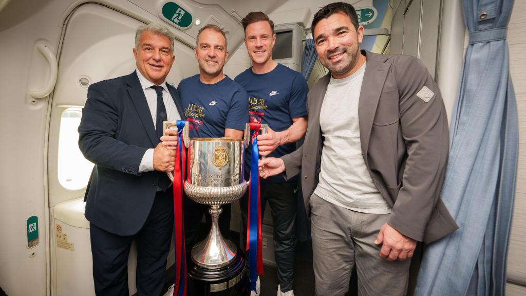 Joan Laporta, Hansi Flick, Ter Stegen y Deco sujetan la Copa del Rey en el vuelo de vuelta a Barcelona