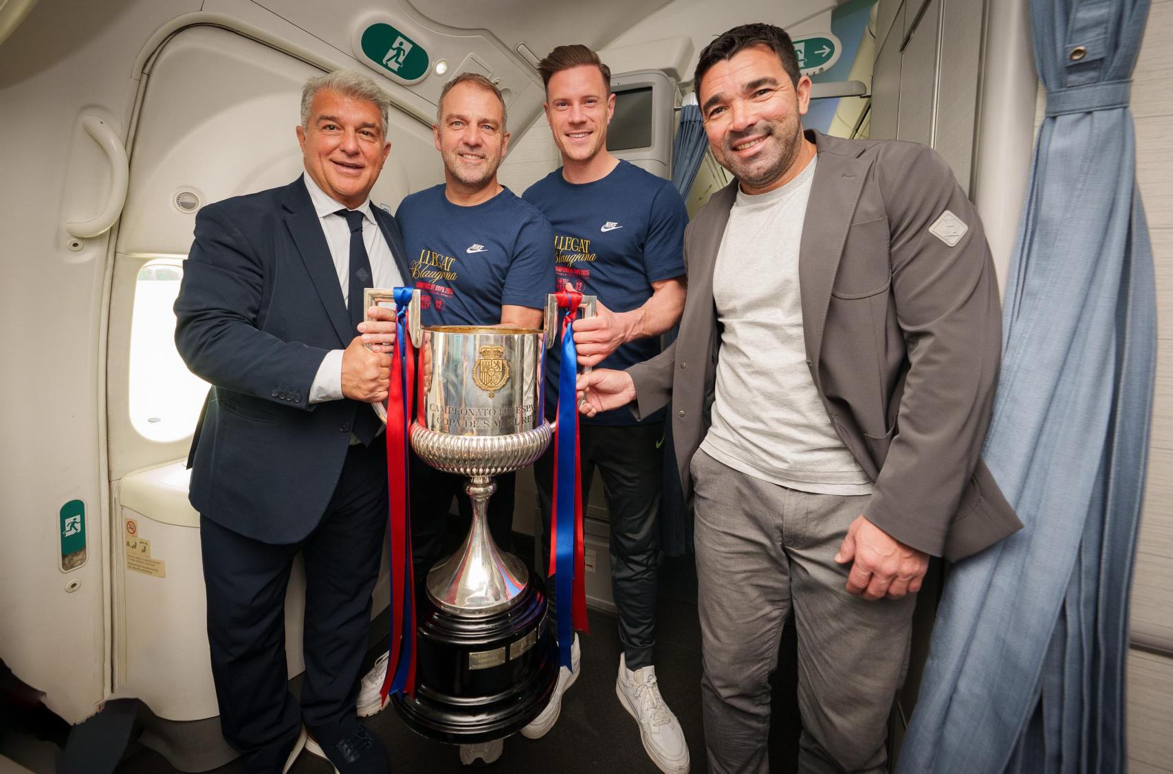 Joan Laporta, Hansi Flick, Ter Stegen y Deco sujetan la Copa del Rey en el vuelo de vuelta a Barcelona