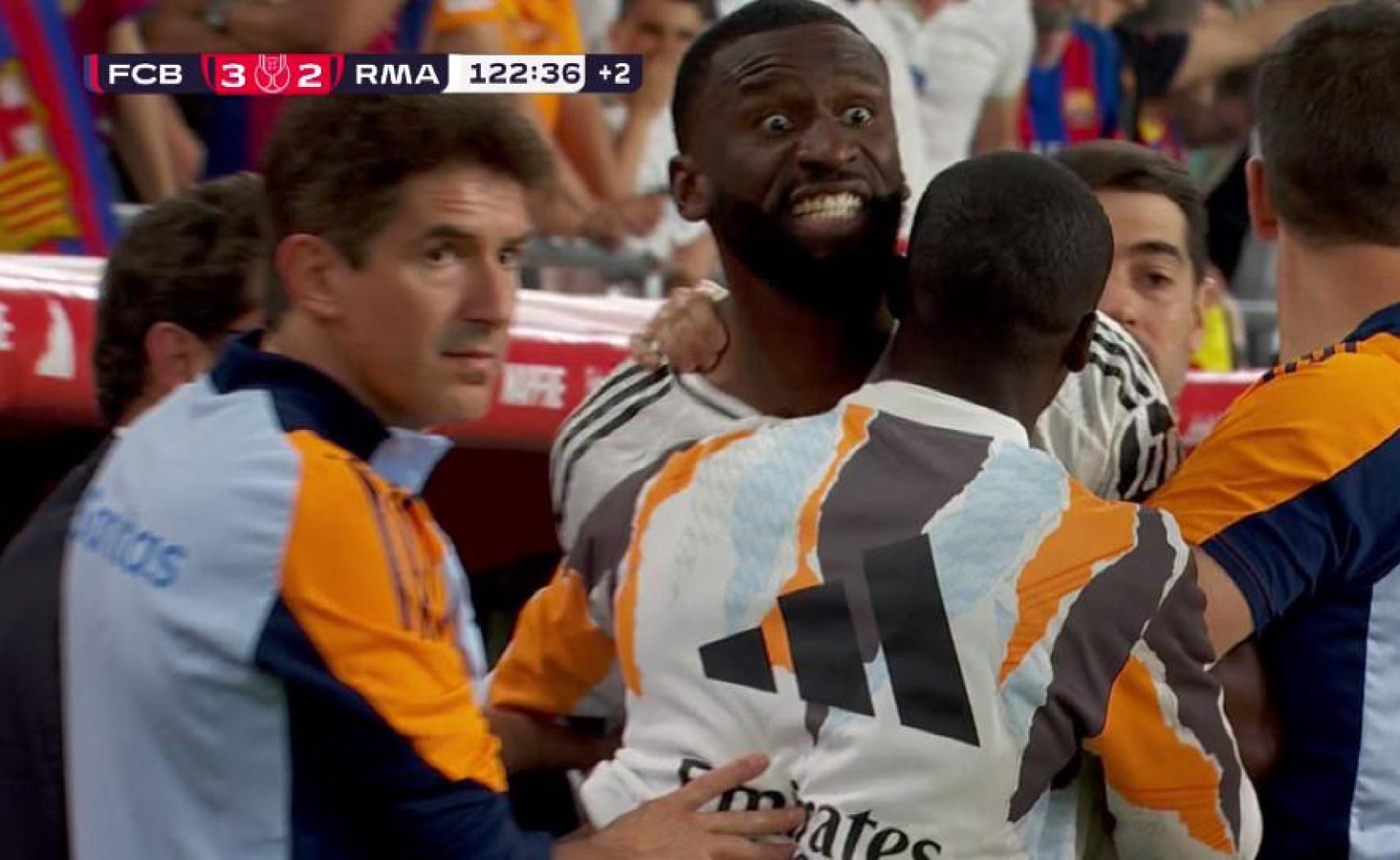 Antonio Rudiger monta en cólera contra el árbitro, después de ser expulsado de la final de la Copa del Rey