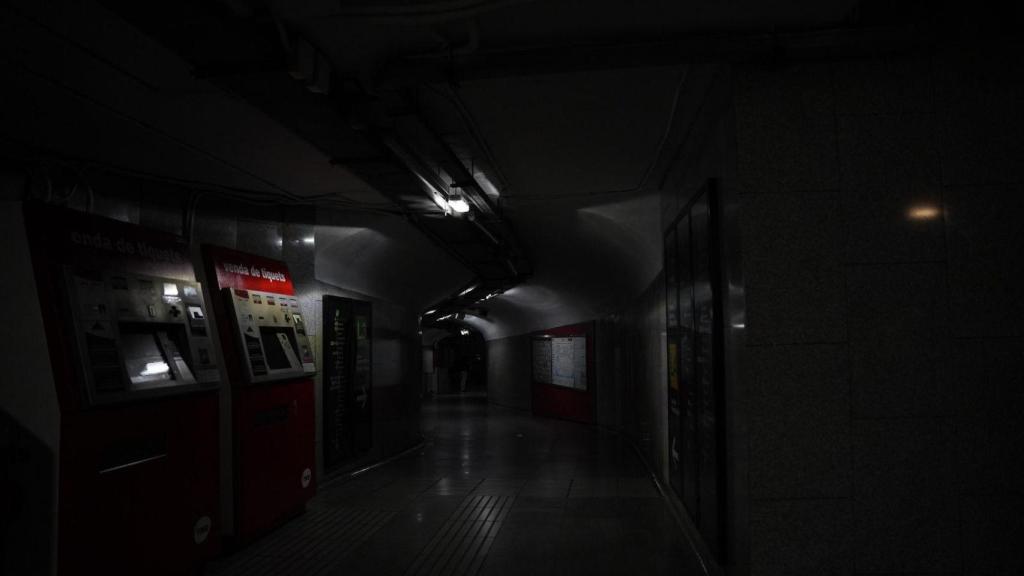 Imagen de un acceso al Metro de Barcelona en pleno apagón