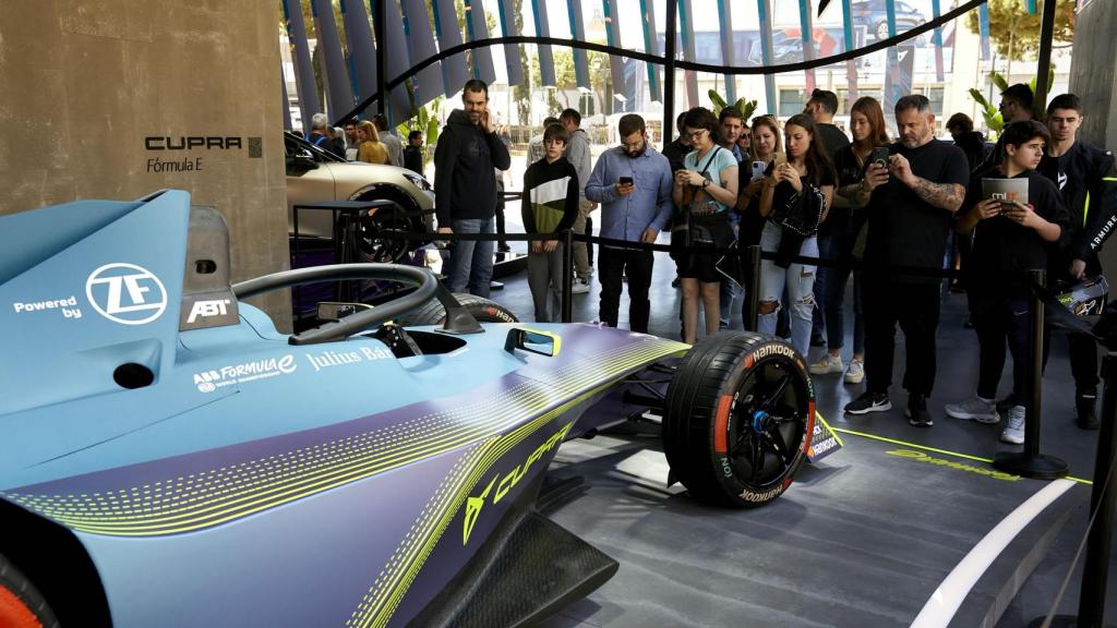 Visitantes observa los detalles de un monoplaza de Fórmula E, competición de monoplazas eléctricos