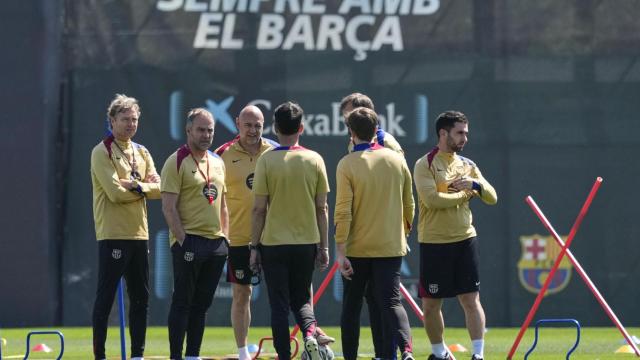 Hansi Flick y su 'staff', mosqueados por el retraso de algunos jugadores del Barça