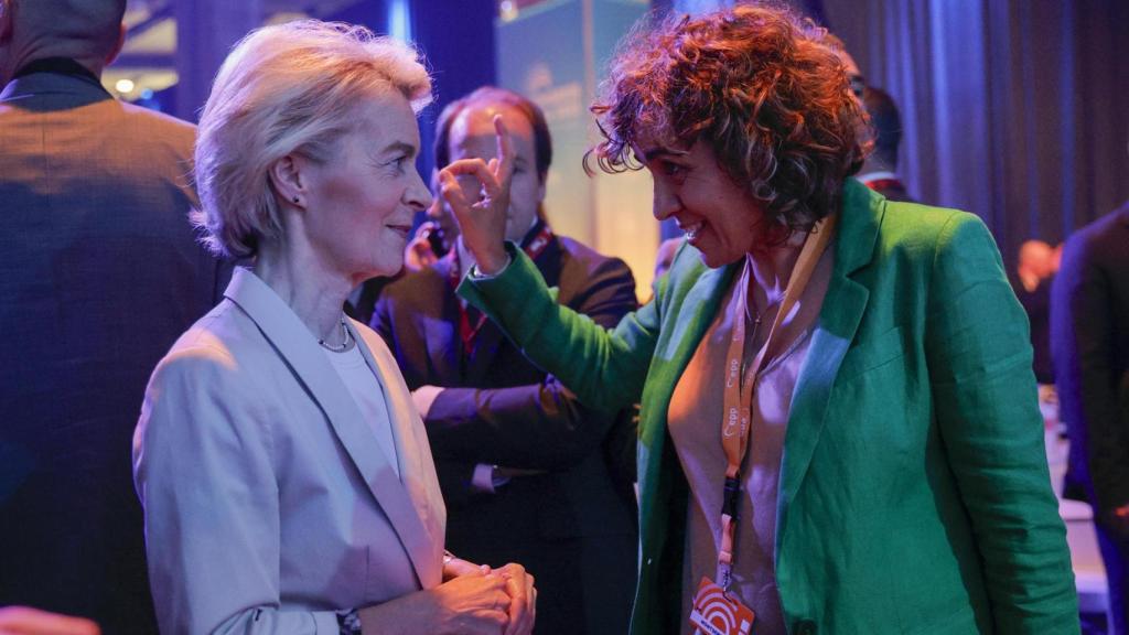 La presidenta de la Comisión Europea, Ursula von der Leyen (i), conversa con la secretaria general del Grupo del Partido Popular Europeo en el Parlamento Europeo, Dolors Montserrat, a su llegada a la apertura del Congreso del Partido Popular Europeo (PPE)
