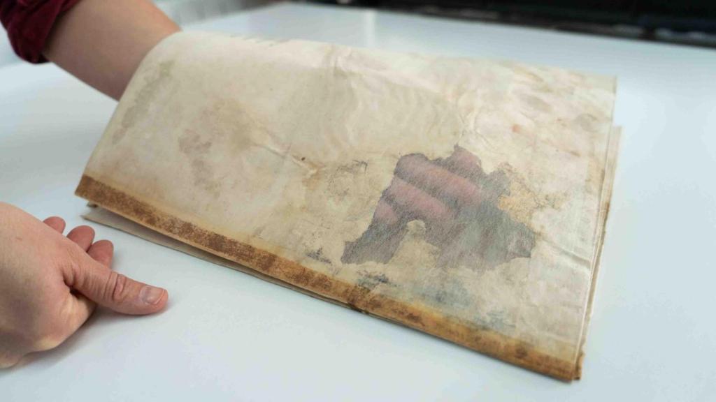 Restauración de un agujero producido por los hongos en un mapa dañado por la DANA de València