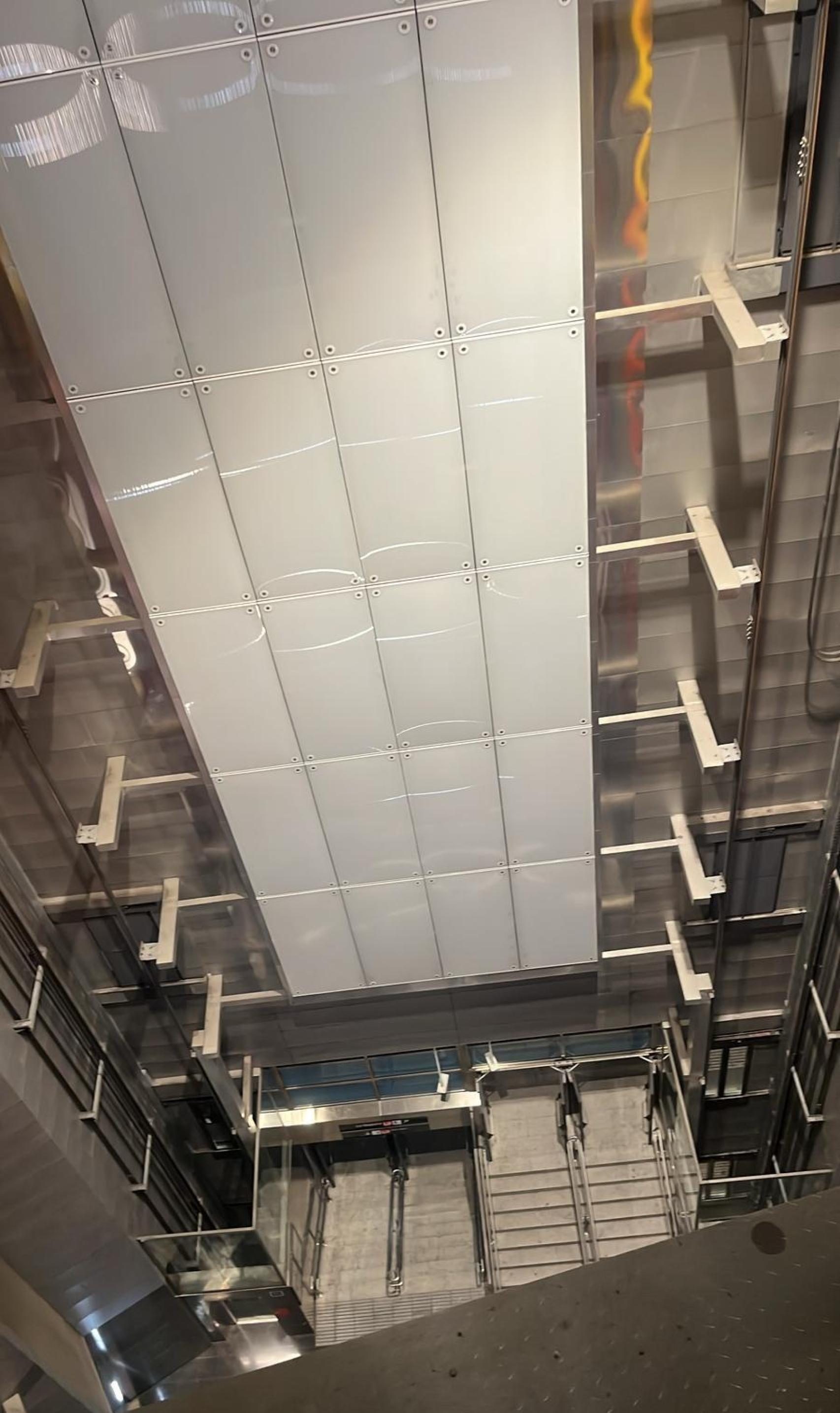 El ascensor donde se quedó atrapado Xavi en la estación de Fondo de la L9