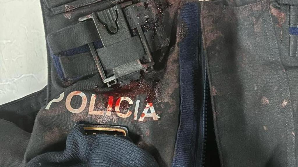 Chaleco ensangrentado de un agente herido en Lleida