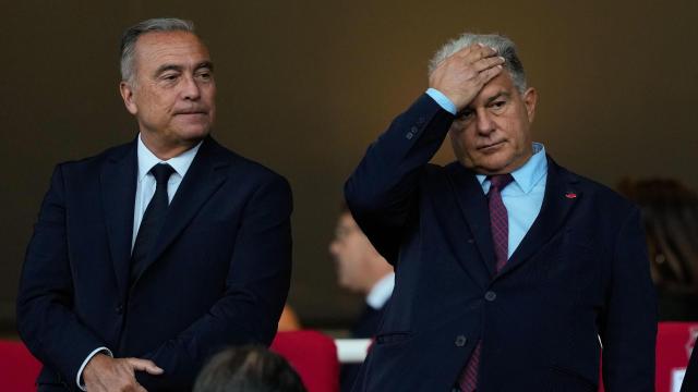 Joan Laporta y Rafa Yuste en el palco de Montjuïc durante el Barça-Inter
