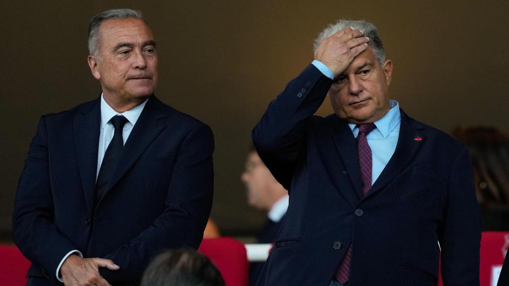 Joan Laporta y Rafa Yuste en el palco de Montjuïc durante el Barça-Inter