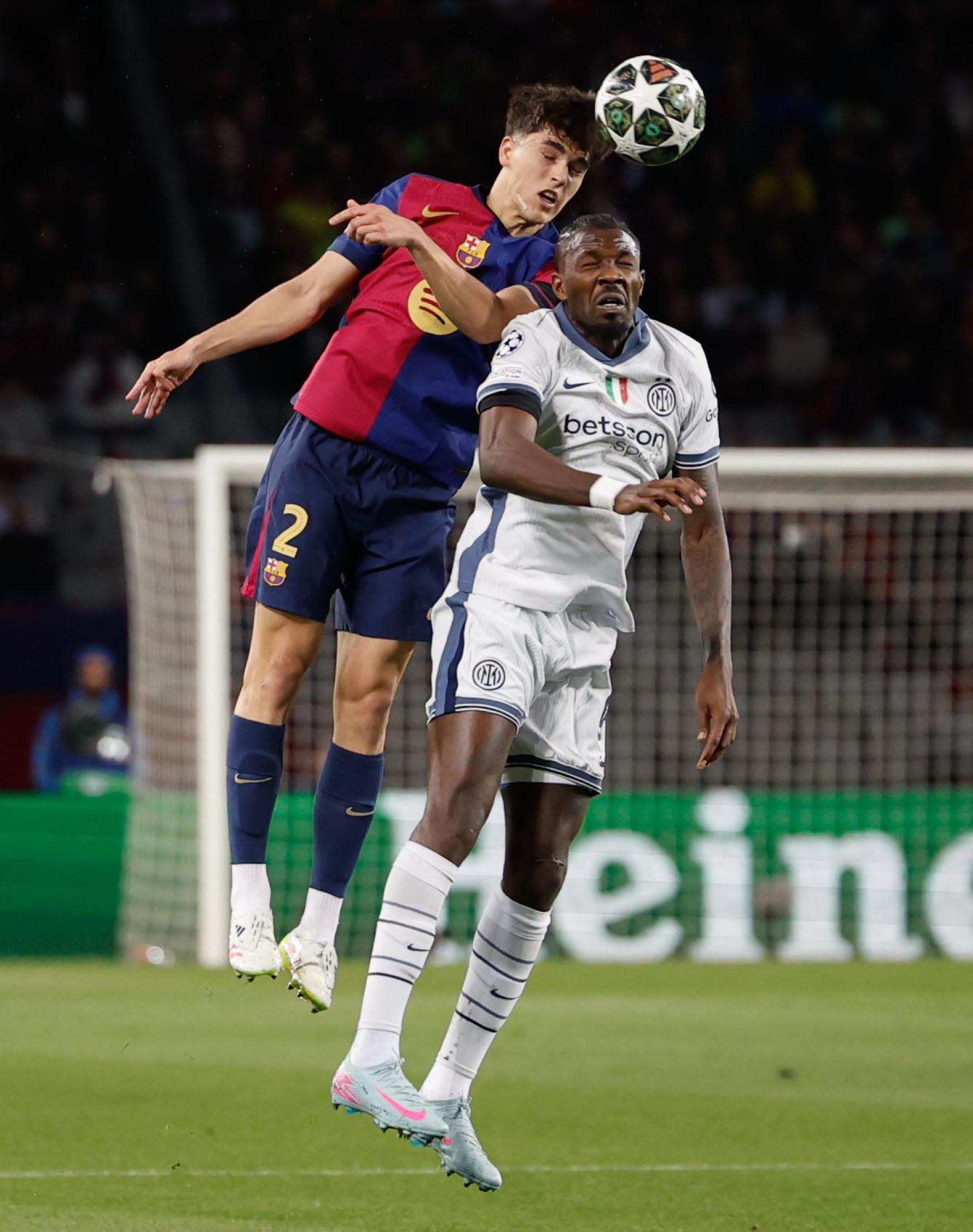 Pau Cubarsí pugna por un balón aéreo contra Marcus Turam en el Barça-Inter de Milán de la Champions League