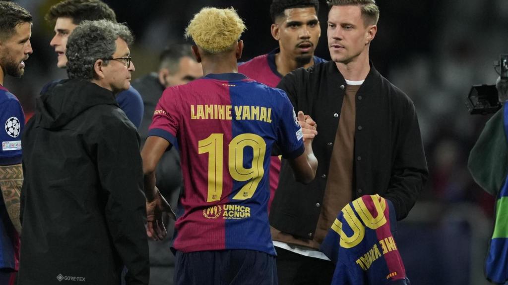 Lamine Yamal recibe de Ter Stegen la camiseta de sus 100 partidos con el Barça