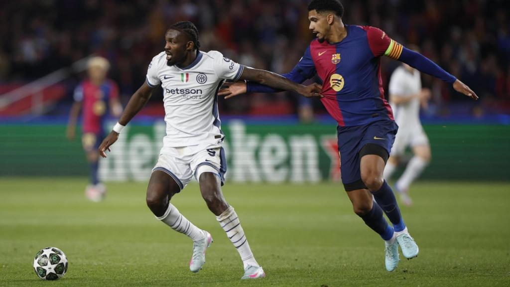 Ronald Araujo defiende a un jugador durante el Barça-Inter de Champions