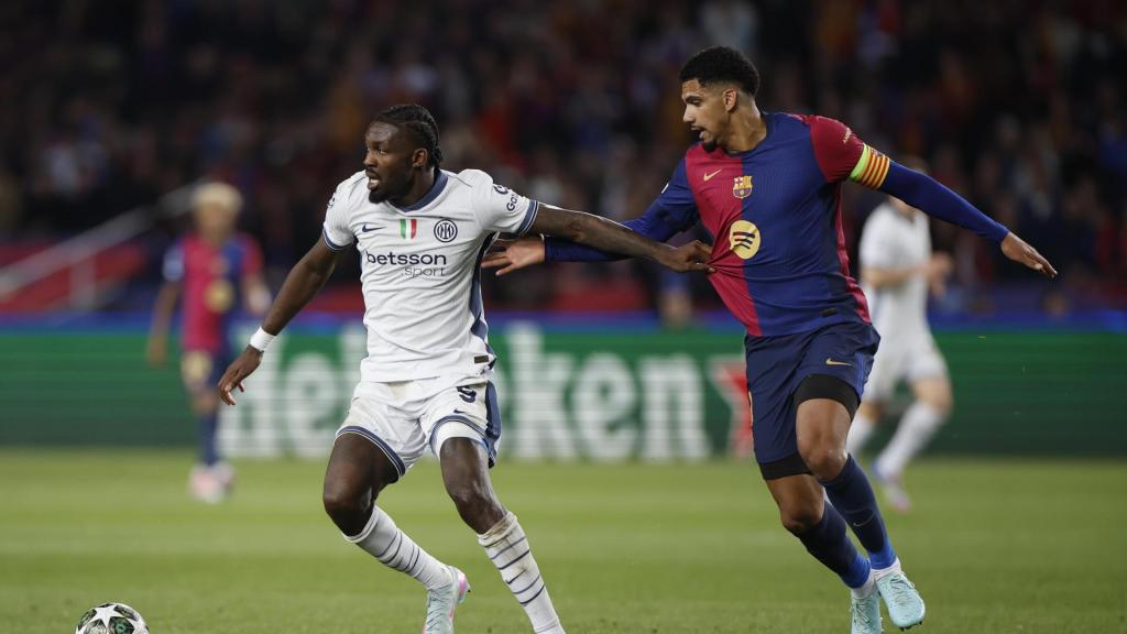 Ronald Araujo defiende a un jugador durante el Barça-Inter de Champions