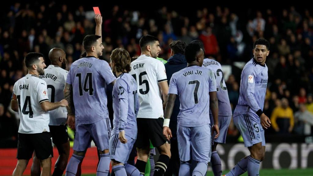 Jesús Gil Manzano expulsa a Jude Bellingham en Mestalla