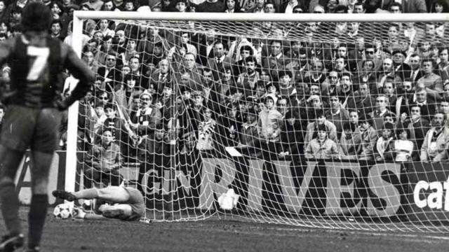 Urruti para el penalti a Mágico González que dio la Liga al Barça en 1985