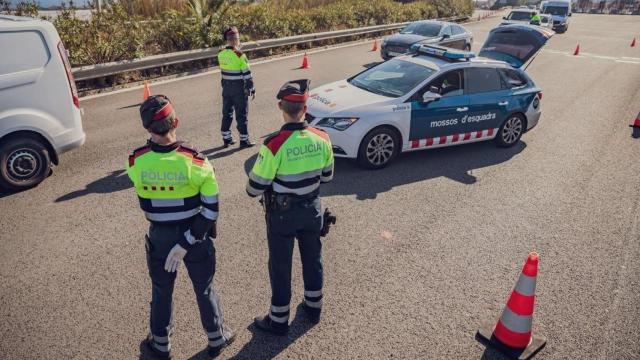 Control de los Mossos d'Esquadra en una carretera catalana.