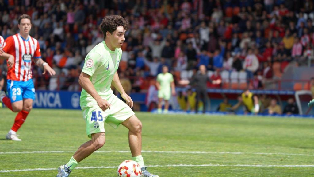 Jan Virgili encara al portero para marcar el primero de sus dos goles en Lugo