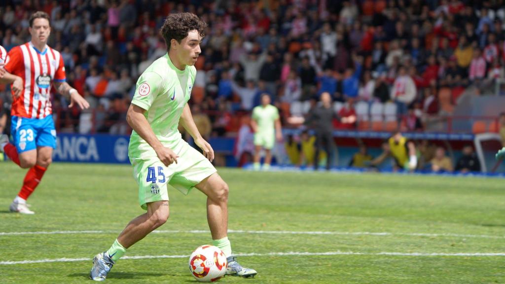 Jan Virgili encara al portero para marcar el primero de sus dos goles en Lugo